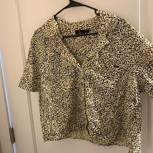 Cropped Volcom button down. Size 14.